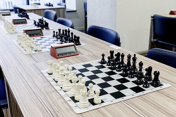 Шахматный инвентарь для игры или в подарок можно приобрести в Русской шахматной школе