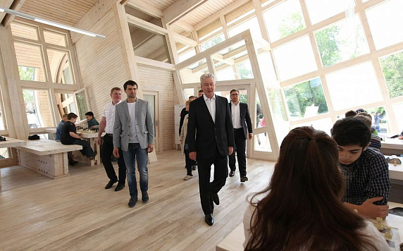Мэр Москвы Сергей Собянин посетил шахматный клуб ВДНХ